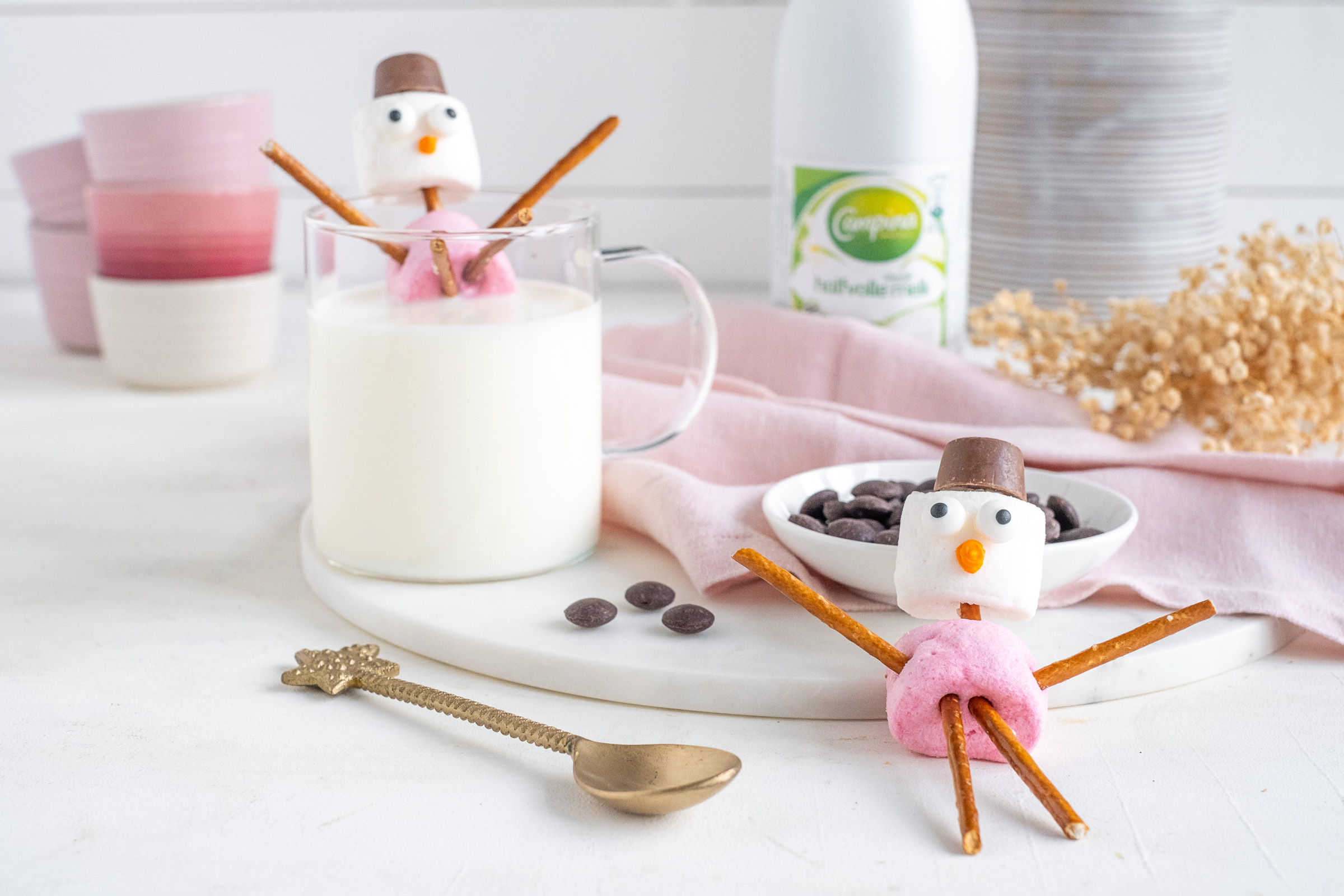 Chocomelk met marshmallow-sneeuwmannetjes