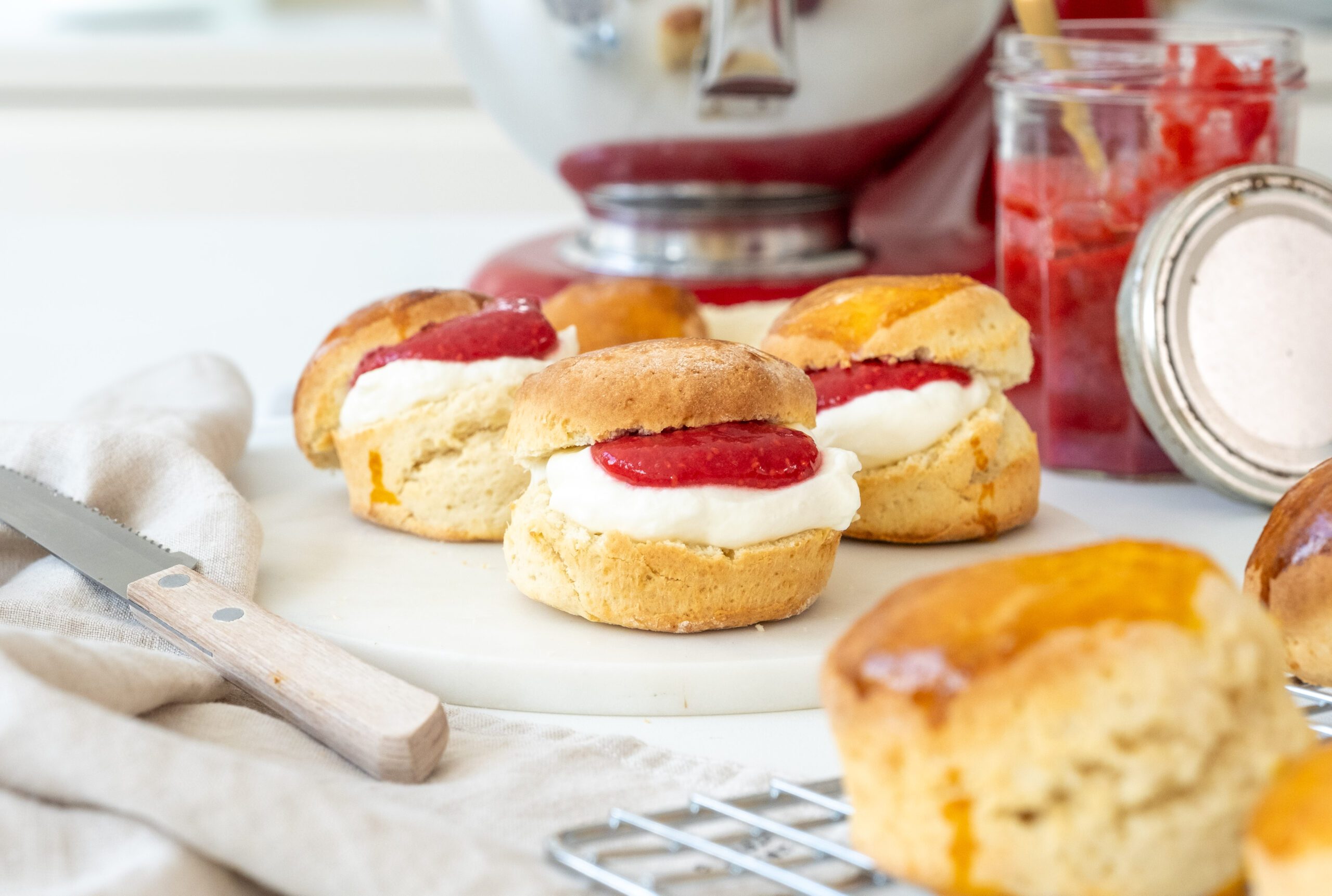 Scones met slagroom en framboos